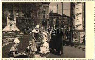 Budapest VIII. Nemzeti Színház, Tinódi Lantos Sebestyén szobor, piac, photo