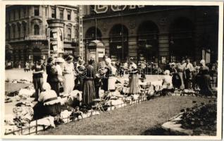 1938 Budapest VIII. Corvin üzletház piac a téren, utcai árusok, telefonfülke, posta, hirdetőoszlop. photo