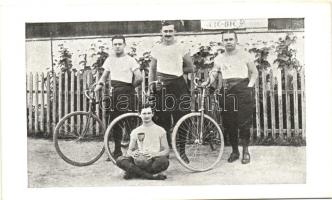 A Ferencvárosi Torna Club bicikliversenyzői / Bicycle riders of the Hungarian sport club FTC (EK)