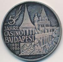 Ausztria 1986. 100Sch Ag "5 éves a Budapesti Kaszinó" zseton eredeti dísztokban (9,78g/0.835/30mm) T:PP patina, ujjlenyomat Austria 1986. 100 Schilling Ag "5th Anniversary of Casino of Budapest" jeton in original case (9,78g/0.835/30mm) C:PP patina, fingerprint