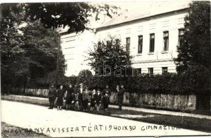 9 db RÉGI, fekete-fehér, városképes képeslap, köztük egy modern lappal, az egyik lapon alkalmi bélye...