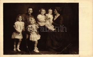 A császári pár IV. Károly, Zita és gyermekeik Ottó koronaherceg, Adelheid főhercegnő valamint Robert és Felix / The Imperial couple, Charles IV., Zita and their children Crown prince Otto, Archduchess Adelheid and princes Robert and Felix (EK)