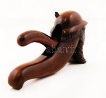 Férfifejet formázó fa diótörő, h: 22 cm