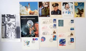 Nagy űrhajós tétel, fotókkal, képeslapokkal, emlékbélyegzésekkel, a szovjet űrkutatásról szóló kiadv...