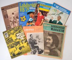 cca 1960-1978 Magyar labdarúgás fénykoráról szóló újságok, meccsfüzetek gyűjteménye-. Benne az olimpiai aranycsapatról valamint sikeres magyar klubcsapatokról szóló különszámokkal. Összesen kb 25 db