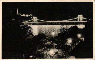 Budapest, Lánchíd kivilágítva, éjszaka, photo (ragasztónyom / gluemark)