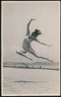cca 1935 Bauer Lilla, a Szentpál Olga mozdulatművészeti iskola növendékének vízparti ugrása, 13x9 cm