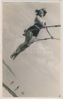 cca 1935 Bauer Lilla, a Szentpál Olga mozdulatművészeti iskola növendékének vízparti hintázása, 13x9 cm