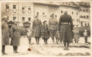 cca. 1930 II. Károly király találkozója a román hadsereg egyik tisztjével, határőrök díszőrsége mellett / King Carol II meets an officer of the Romanian Army, honor guard provided by Romanian border guard soldiers, photo