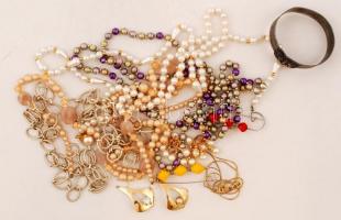 Bizsu tétel, benne sok mutatós nyaklánccal