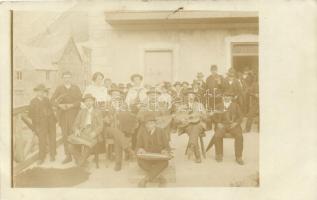 Ridanna, Ridnaun (Tirol) Mulatozó társaság zenekarral / group photo with band (fa)