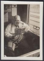 cca 1933 Újságolvasó, jelzés nélküli vintage fotó Kinszki Imre (1901-1945) hagyatékából, 6,3x4,5 cm