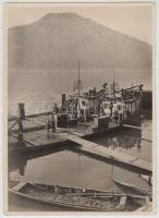 cca 1933 Halászbárkák, a túloldalon Visegrád, jelzés nélküli vintage fotó Kinszki Imre (1901-1945) hagyatékából, 8,5x6,3 cm