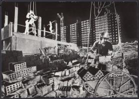 cca 1975 Juhász Miklós: Lakótelep-építés, pecséttel jelzett vintage fotóművészeti alkotás, 17x24 cm