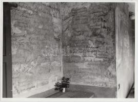 1973 Esztergom, a Babits villa autogram fala, Kiss Péter feliratozott vintage fotója, 18x24 cm