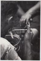 1962 Horváth István: Ebéd, feliratozott vintage fotóművészeti alkotás, 23,5x16 cm