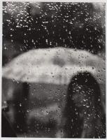 1972 Rezsek György: Esőben, feliratozott vintage fotóművészeti alkotás, 23x17,5 cm