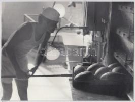 1981 Kész a kenyér, feliratozott vintage fotóművészeti alkotás, 18x24 cm