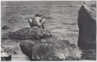 cca 1980 Reggeli mosdás, jelzés nélküli vintage fotóművészeti alkotás, 15x23 cm