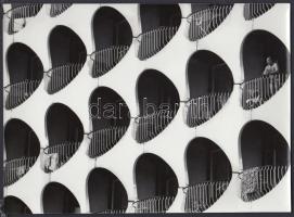 cca 1976 Magyar Alfréd: Az üdülő, pecséttel jelzett vintage fotóművészeti alkotás, 18x24 cm