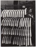 cca 1970 Kalocsai Rudolf: A csepeli kerékpár gyártó üzemben, feliratozott vintage fotóművészeti alkotás a szerző hagyatékából, 24x18 cm