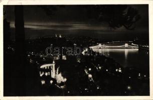 Budapest, a budai oldal látképe éjszaka a kivilágított Lánchíddal és Gellért szoborral (EB)