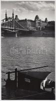 cca 1960 Dezső Pál kecskeméti fotóművész feliratozott vintage fotója, előtérben egy halászbárka, háttérben a Gellért Fürdő és Szálló, 23x13 cm