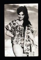 Claudia Cardinale (1938-) tunéziai születésű, olasz színésznő aláírása egy a művésznőt ábrázoló fotó...