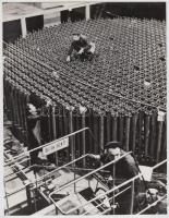 cca 1960 Atomreaktor szerelése, vintage fotó, 23x18 cm