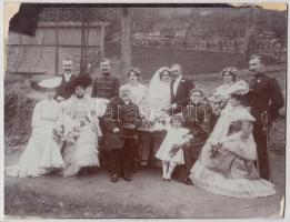 cca 1910 Családi fotó a kertben, Pottok budapesti fényképész hidegpecséttel jelzett, kartonra ragasztott vintage fotója, a képsarkok hiányosak, 18x23 cm
