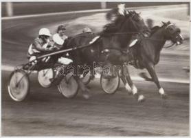 cca 1975 Ügetőverseny, jelzés nélküli vintage fotóművészeti alkotás Gebhardt György (1910-1993) hagyatékából, 17x24 cm