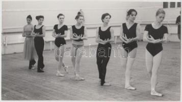 1977 Balettpróbán, jelzés nélküli vintage fotóművészeti alkotás, 13,5x24 cm
