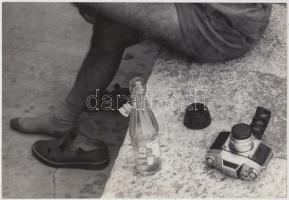 1963 Fábos Mihály: Pihenő, feliratozott vintage fotóművészeti alkotás, 16,5x24 cm