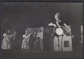 cca 1935 Leichtner Erzsébet pecséttel jelzett vintage fotója a Szentpál iskola növendékeiről, 11,5x17 cm