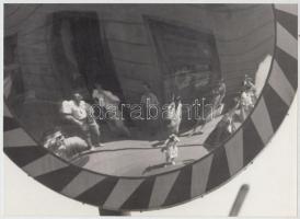 1963 Fazekas Margit: Fotósok görbe tükre, aláírt vintage fotóművészeti alkotás, 16,5x23 cm