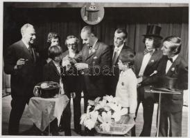 cca 1975 Bűvésztalálkozó Budapesten, középen Rodolfó, vintage fotó, 14x23,5 cm