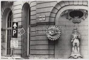 1990 Kaiser Ottó: Münnich Ferenc utca és emlékmű, pecséttel jelzett vintage fotóművészeti alkotás, 16x23 cm