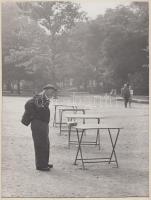 cca 1960 Kalocsai Rudolf: Hajnali öltözködés a Ligetben (Bp.), feliratozott vintage fotóművészeti alkotás, 24x18 cm