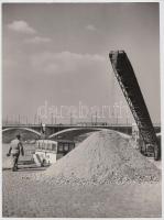 cca 1950 Budapest, Duna parti rakodás, Dezső Pál  kecskeméti fotóművész feliratozott vintage fotója, 23x17 cm