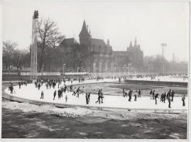 cca 1970 Budapest, Városliget, jégpálya, Csigó László pecséttel jelzett vintage fotója (18x24 cm) + 1 db másolat ismeretlen forrásműről, 9x12 cm