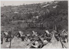 1960 Budapest, az úttörőmozgalom 15. születésnapjára rendezett ünnepség az Országház előtt és táborozás Farkas-hegyen, 2 db vintage fotó,  24x17 cm