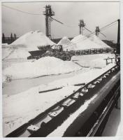 cca 1984 Fehérvárcsurgón üveggyártáshoz használt homokot bányásznak, vintage fotó, 21x18 cm