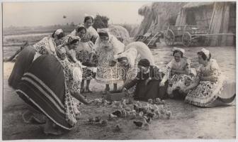 cca 1950 Húsvéti csibék Kalocsán, jelzetlen fotó, 17x29 cm