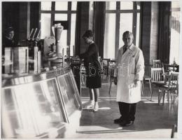 cca 1965 Budapesti presszó az üzletvezetővel, 17,5x23 cm