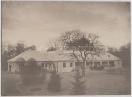 cca 1900 Szatmári kúria, Hollósi fényképész hidegpecsétjével jelzett, kartonra kasírozott vintage fotó, 19x26 cm