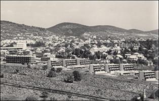 cca 1970 Balatonfüredi teraszos házak, Mikszáth Kálmán utca, háttérben a füredi vasútállomással,  Sárközi Ágnes 2 db vintage fotója, 19x29,5 cm