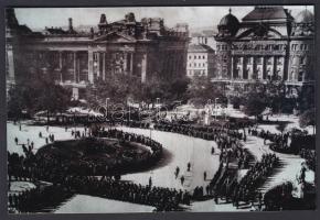 cca 1926 Budapest, Ünnepség a Szabadság téren, az irredenta szobrok előtt, korabeli újságkép másolata, modern nagyítás, 10x15 cm