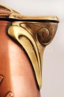 Szecessziós karaffa, jelzés nélkül, apró horpadással, rezezett fém, m:30 cm