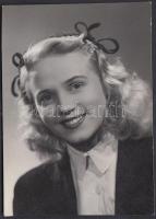 Thury Éva (1929/1930- ) aláírása őt magát ábrázoló fénykép hátulján