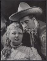 1955 Gyólay Viktória (1927-2011) színésznő és Mucsi Sándor (1926-2006) színész aláírásai őket ábrázoló fénykép hátulján